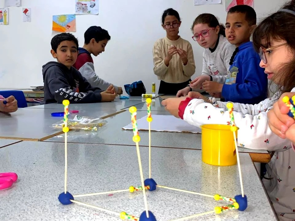 عن تشغيل أيادي المتعلمين في المدارس..!