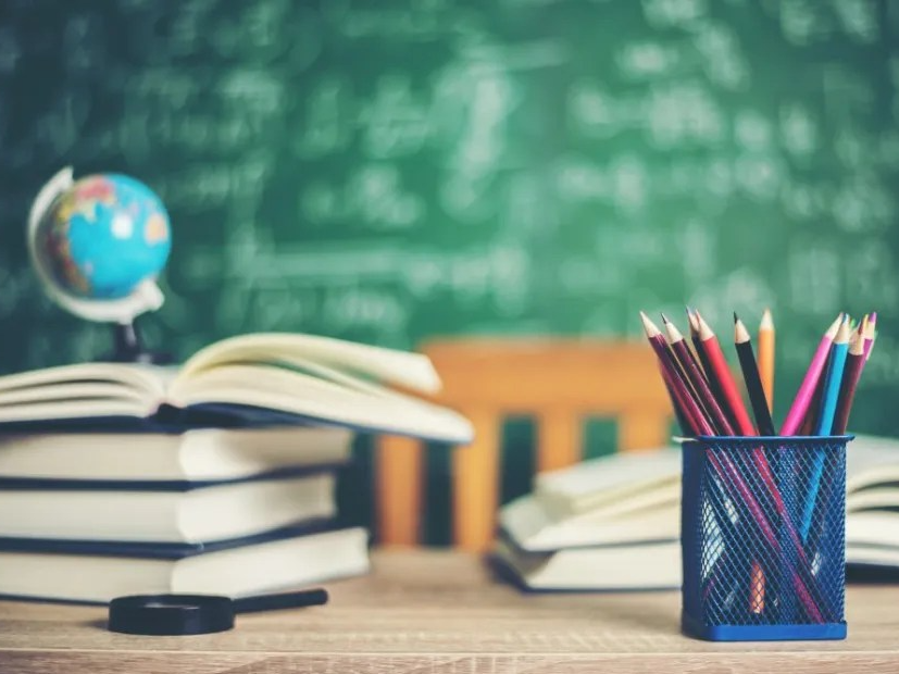 نظريات التعلم من خلال أمثلة ملموسة.